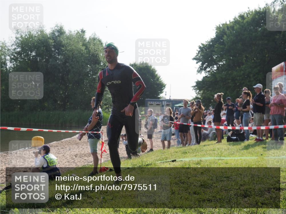 15.06.2025 - 27. Vierlanden-Triathlon KatJ http://msf.ph/oto/7975511 15.06.2025 08:31:44 Schwimmen 63 meine-sportfotos.de