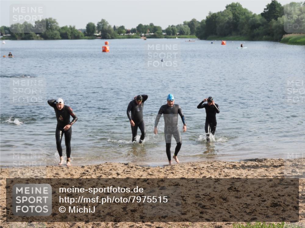 21.06.2025 - 27. Vierlanden-Triathlon MichiJ http://msf.ph/oto/7975515 15.06.2026 08:42:04 Schwimmen 121, 128 meine-sportfotos.de