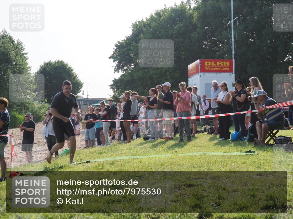 15.06.2025 - 27. Vierlanden-Triathlon KatJ http://msf.ph/oto/7975530 15.06.2025 08:32:01 Schwimmen 30, 178 meine-sportfotos.de