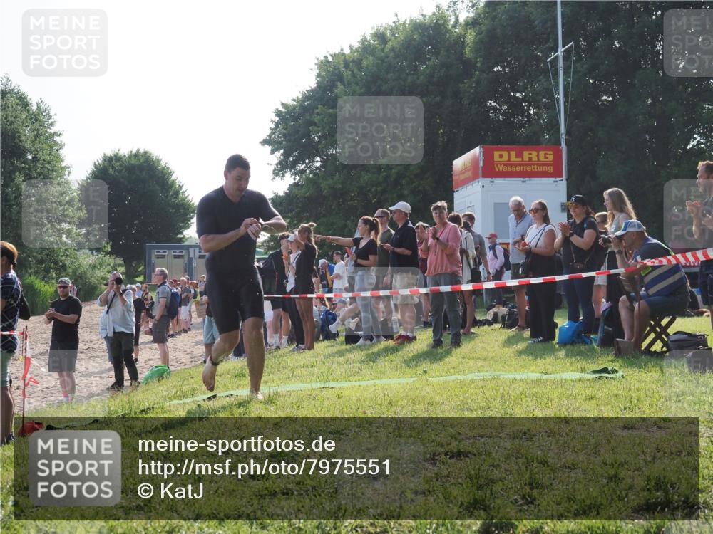 15.06.2025 - 27. Vierlanden-Triathlon KatJ http://msf.ph/oto/7975551 15.06.2025 08:32:02 Schwimmen 30, 178 meine-sportfotos.de