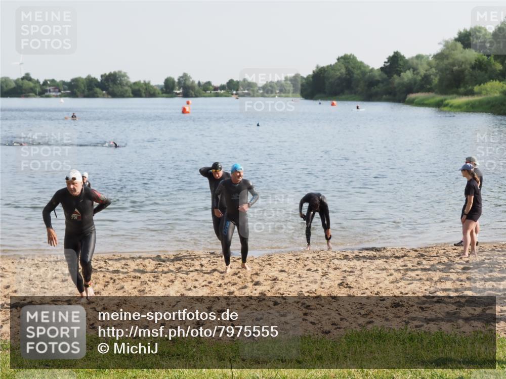 21.06.2025 - 27. Vierlanden-Triathlon MichiJ http://msf.ph/oto/7975555 15.06.2026 08:42:07 Schwimmen 71, 121, 128, 135 meine-sportfotos.de