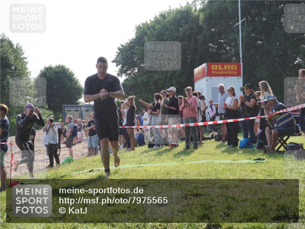 15.06.2025 - 27. Vierlanden-Triathlon KatJ http://msf.ph/oto/7975565 15.06.2025 08:32:02 Schwimmen 30, 178 meine-sportfotos.de