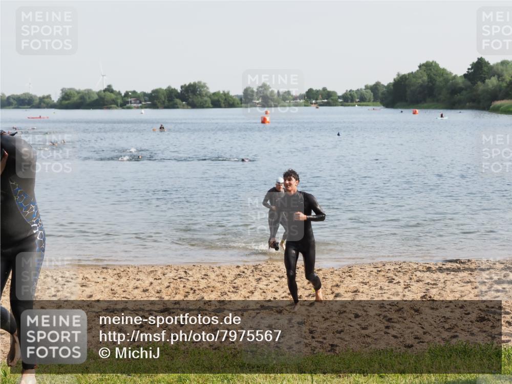 21.06.2025 - 27. Vierlanden-Triathlon MichiJ http://msf.ph/oto/7975567 15.06.2026 08:42:13 Schwimmen 71, 121, 128, 135, 191 meine-sportfotos.de