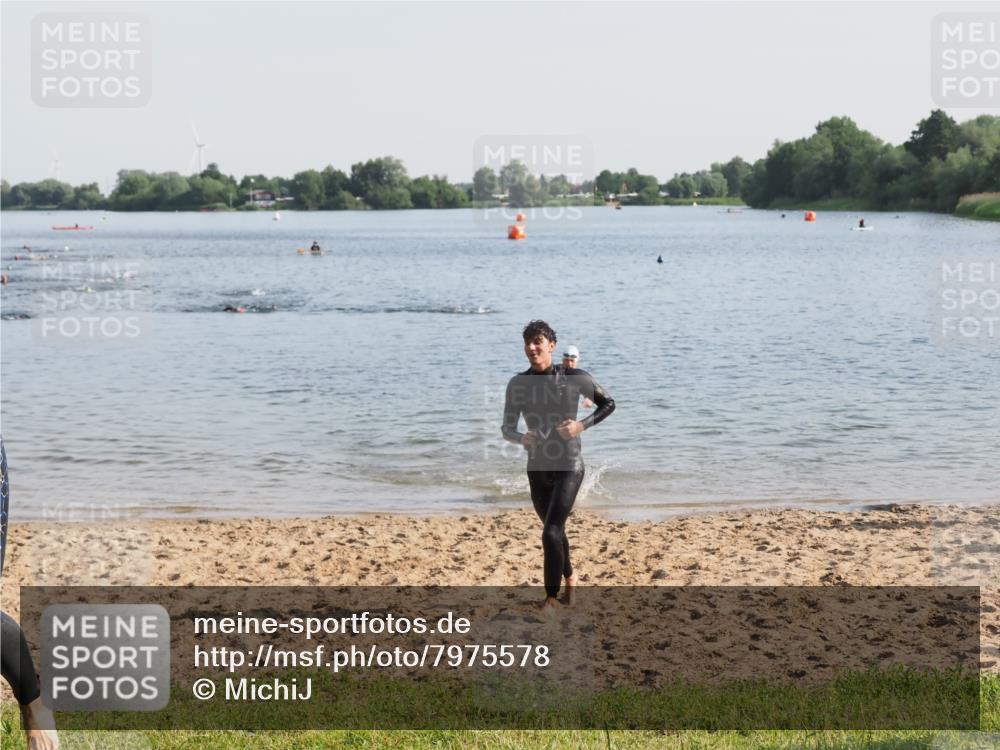 21.06.2025 - 27. Vierlanden-Triathlon MichiJ http://msf.ph/oto/7975578 15.06.2026 08:42:13 Schwimmen 71, 121, 128, 135, 191 meine-sportfotos.de
