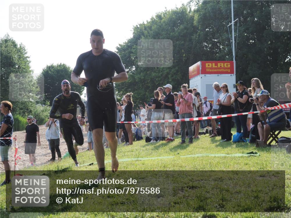 15.06.2025 - 27. Vierlanden-Triathlon KatJ http://msf.ph/oto/7975586 15.06.2025 08:32:03 Schwimmen 30, 178 meine-sportfotos.de
