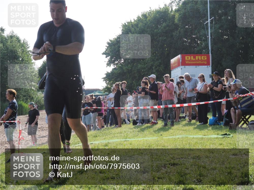 15.06.2025 - 27. Vierlanden-Triathlon KatJ http://msf.ph/oto/7975603 15.06.2025 08:32:03 Schwimmen 30, 178 meine-sportfotos.de