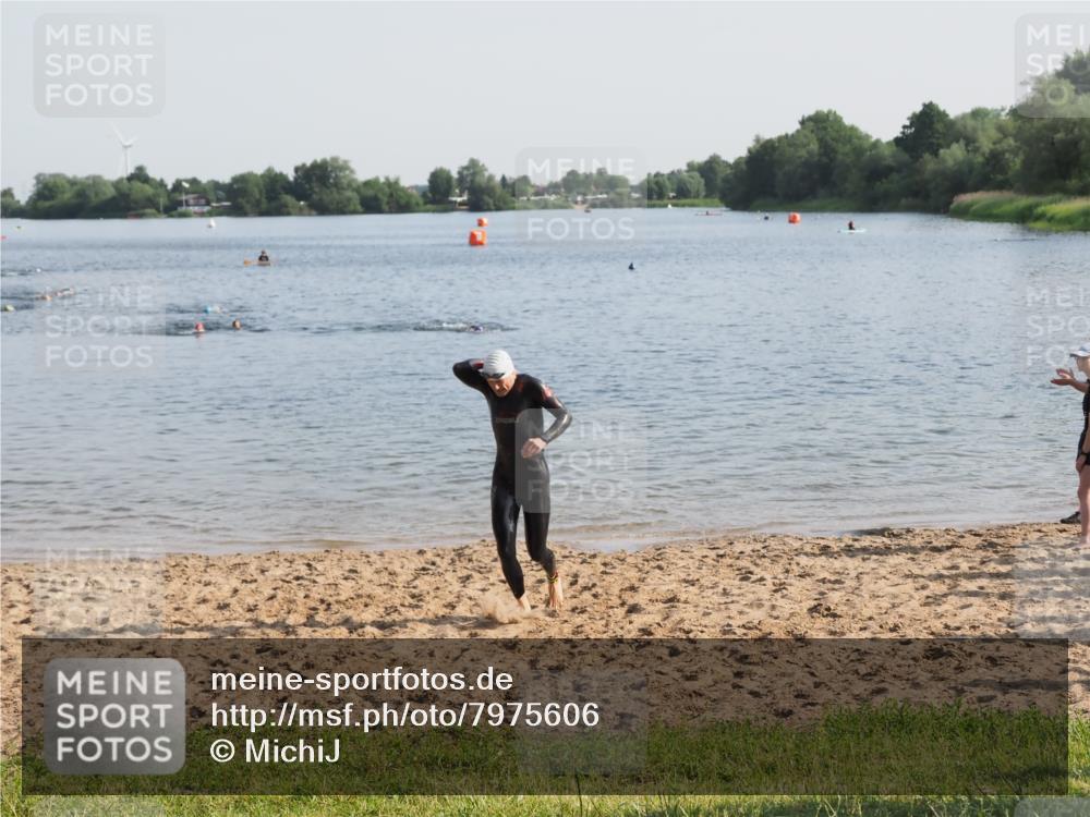 21.06.2025 - 27. Vierlanden-Triathlon MichiJ http://msf.ph/oto/7975606 15.06.2026 08:42:16 Schwimmen 71, 121, 135, 191 meine-sportfotos.de