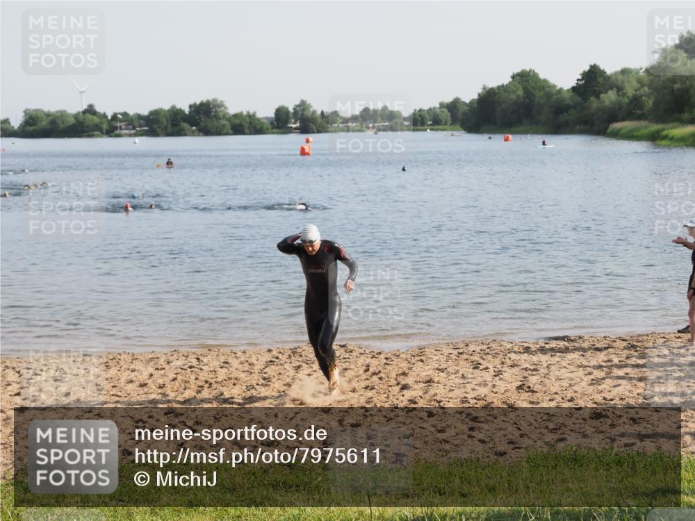 21.06.2025 - 27. Vierlanden-Triathlon MichiJ http://msf.ph/oto/7975611 15.06.2026 08:42:16 Schwimmen 71, 121, 135, 191 meine-sportfotos.de