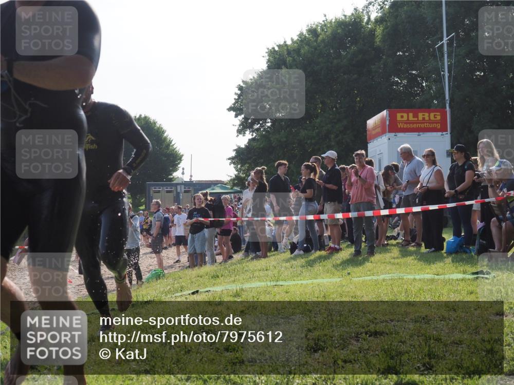 15.06.2025 - 27. Vierlanden-Triathlon KatJ http://msf.ph/oto/7975612 15.06.2025 08:32:04 Schwimmen 30, 178 meine-sportfotos.de