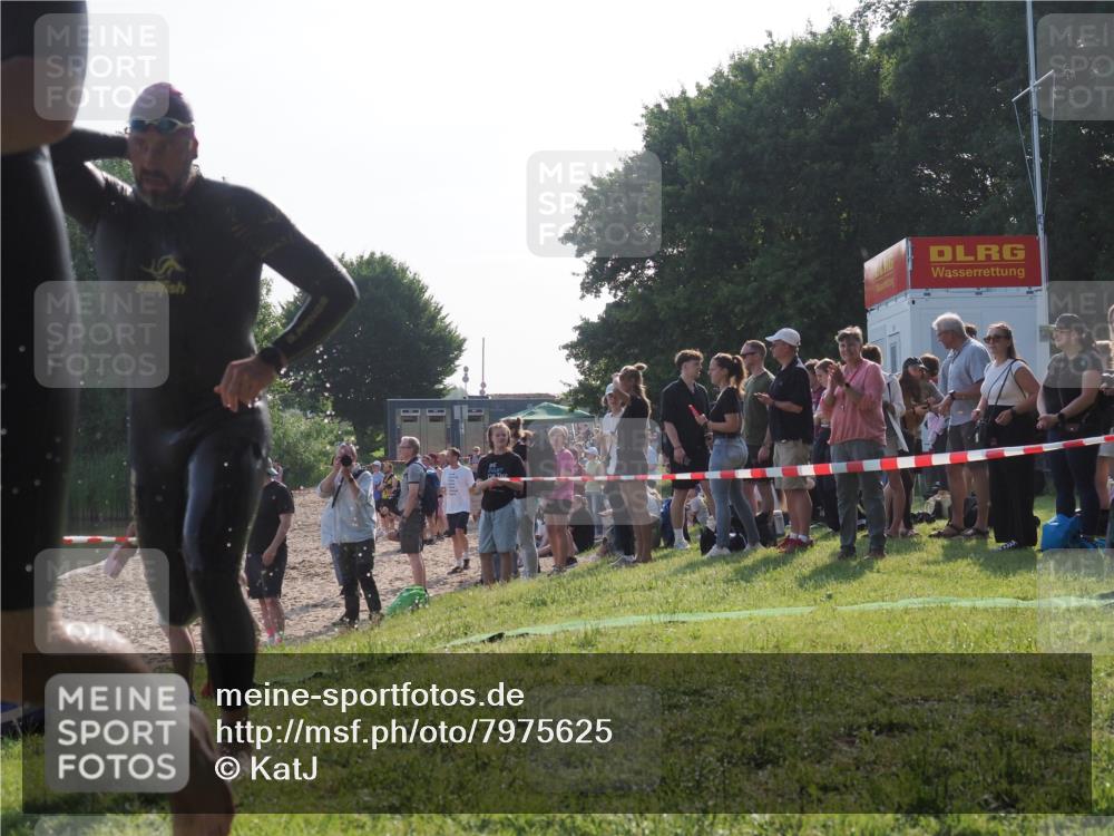 15.06.2025 - 27. Vierlanden-Triathlon KatJ http://msf.ph/oto/7975625 15.06.2025 08:32:04 Schwimmen 30, 178 meine-sportfotos.de