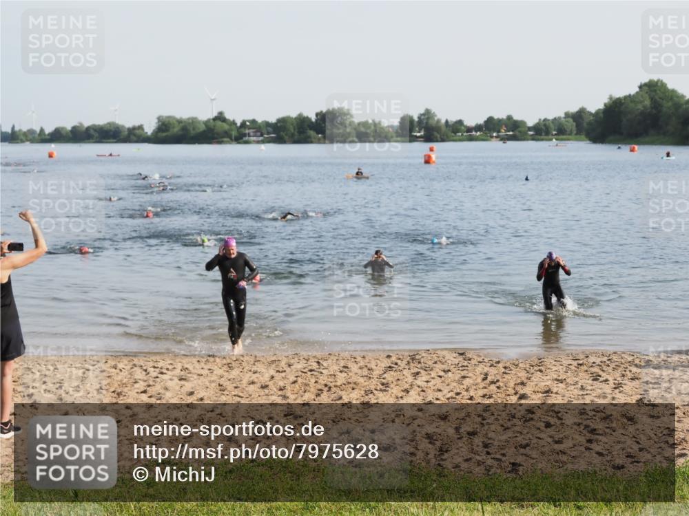 21.06.2025 - 27. Vierlanden-Triathlon MichiJ http://msf.ph/oto/7975628 15.06.2026 08:42:47 Schwimmen 137, 154 meine-sportfotos.de