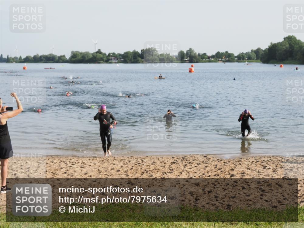21.06.2025 - 27. Vierlanden-Triathlon MichiJ http://msf.ph/oto/7975634 15.06.2026 08:42:47 Schwimmen 137, 154 meine-sportfotos.de