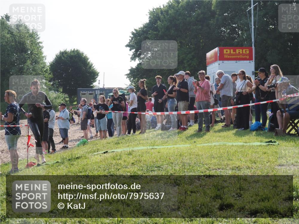 15.06.2025 - 27. Vierlanden-Triathlon KatJ http://msf.ph/oto/7975637 15.06.2025 08:32:23 Schwimmen 50, 188 meine-sportfotos.de