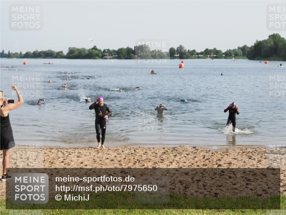21.06.2025 - 27. Vierlanden-Triathlon MichiJ http://msf.ph/oto/7975650 15.06.2026 08:42:48 Schwimmen 137, 154 meine-sportfotos.de