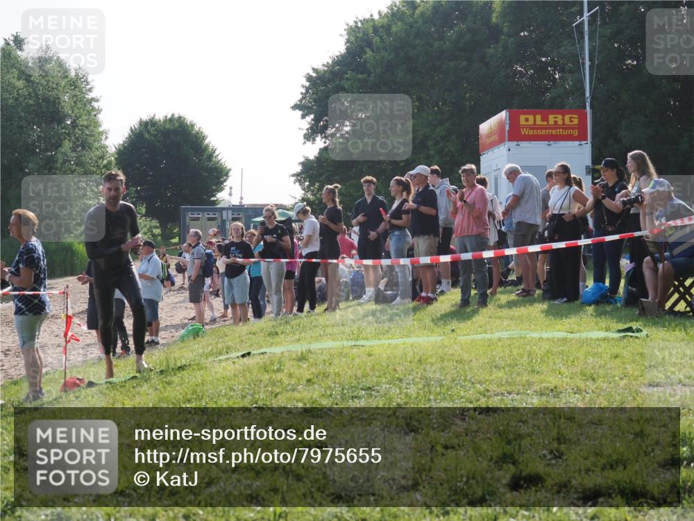 15.06.2025 - 27. Vierlanden-Triathlon KatJ http://msf.ph/oto/7975655 15.06.2025 08:32:23 Schwimmen 50, 188 meine-sportfotos.de