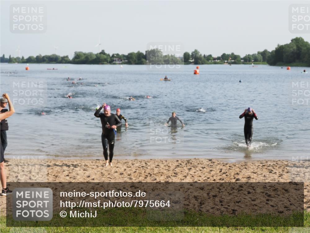 21.06.2025 - 27. Vierlanden-Triathlon MichiJ http://msf.ph/oto/7975664 15.06.2026 08:42:48 Schwimmen 137, 154 meine-sportfotos.de
