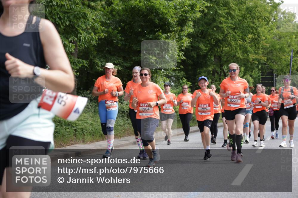 15.06.2025 - REWE Women's Run Jannik Wohlers http://msf.ph/oto/7975666 15.06.2025 10:10:21 Laufen 5, 5285, 5223, 5517, 5284, 5636, 37, 5224, 5028, 5690, 37, 5103 meine-sportfotos.de