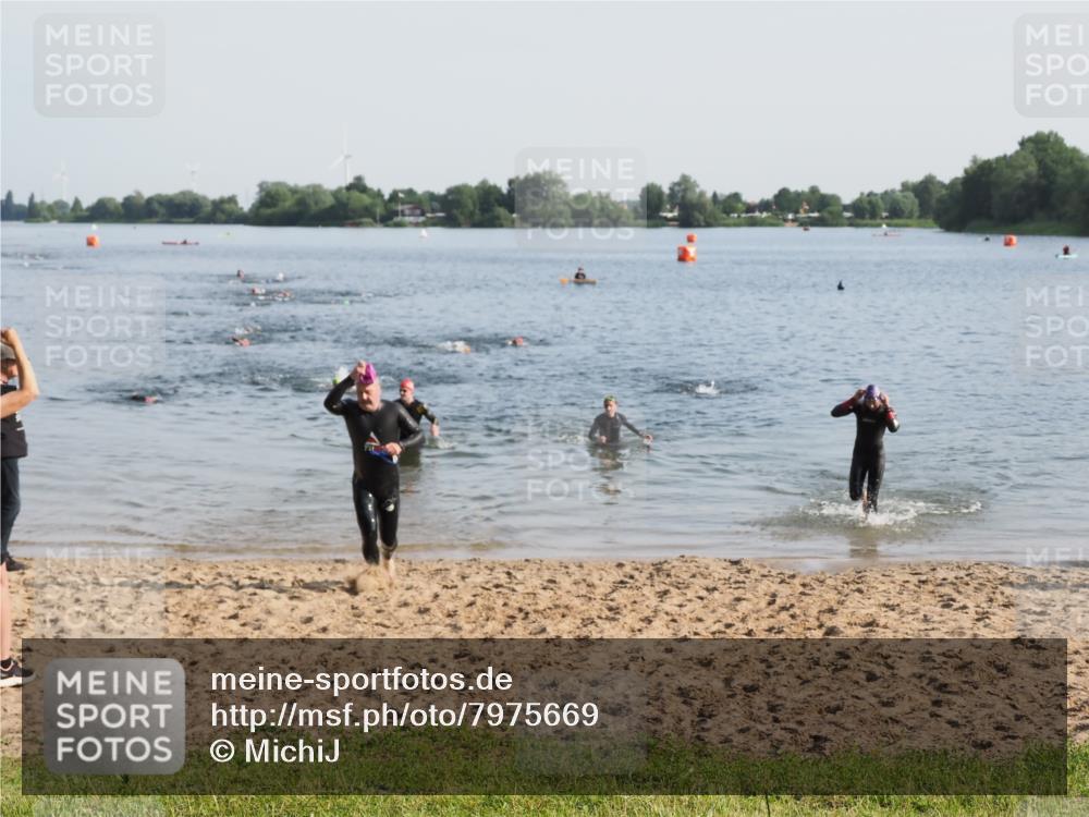 21.06.2025 - 27. Vierlanden-Triathlon MichiJ http://msf.ph/oto/7975669 15.06.2026 08:42:49 Schwimmen 137, 154 meine-sportfotos.de