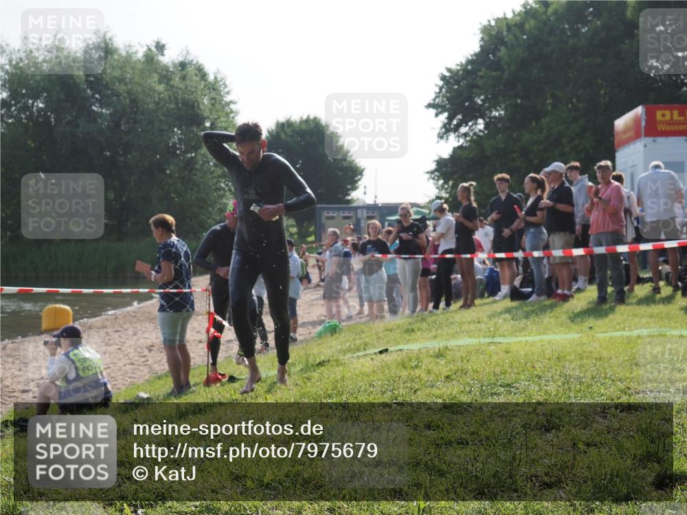 15.06.2025 - 27. Vierlanden-Triathlon KatJ http://msf.ph/oto/7975679 15.06.2025 08:32:24 Schwimmen 50, 188 meine-sportfotos.de