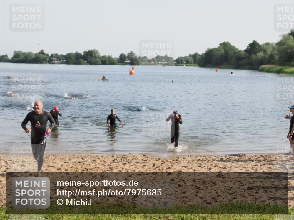 21.06.2025 - 27. Vierlanden-Triathlon MichiJ http://msf.ph/oto/7975685 15.06.2026 08:42:49 Schwimmen 137, 154 meine-sportfotos.de