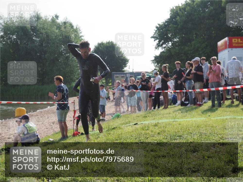 15.06.2025 - 27. Vierlanden-Triathlon KatJ http://msf.ph/oto/7975689 15.06.2025 08:32:24 Schwimmen 50, 188 meine-sportfotos.de