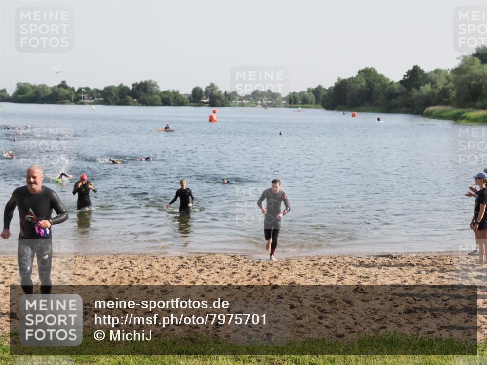 21.06.2025 - 27. Vierlanden-Triathlon MichiJ http://msf.ph/oto/7975701 15.06.2026 08:42:50 Schwimmen 137, 154 meine-sportfotos.de