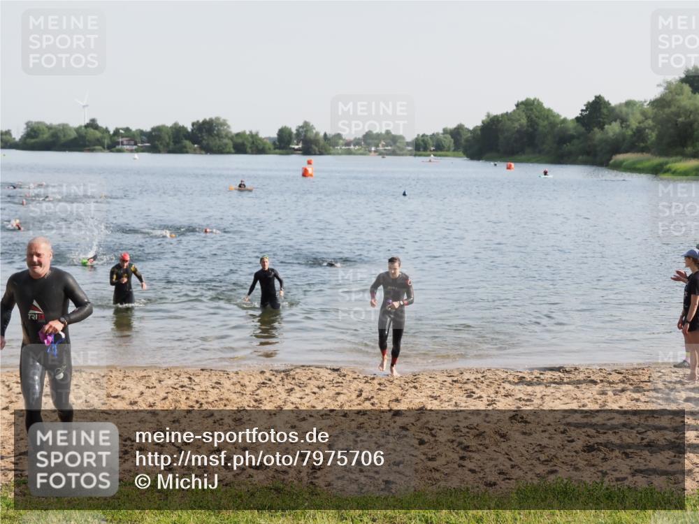 21.06.2025 - 27. Vierlanden-Triathlon MichiJ http://msf.ph/oto/7975706 15.06.2026 08:42:50 Schwimmen 137, 154 meine-sportfotos.de