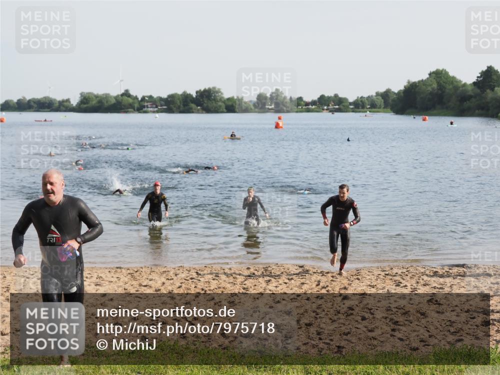 21.06.2025 - 27. Vierlanden-Triathlon MichiJ http://msf.ph/oto/7975718 15.06.2026 08:42:51 Schwimmen 18, 137, 154 meine-sportfotos.de