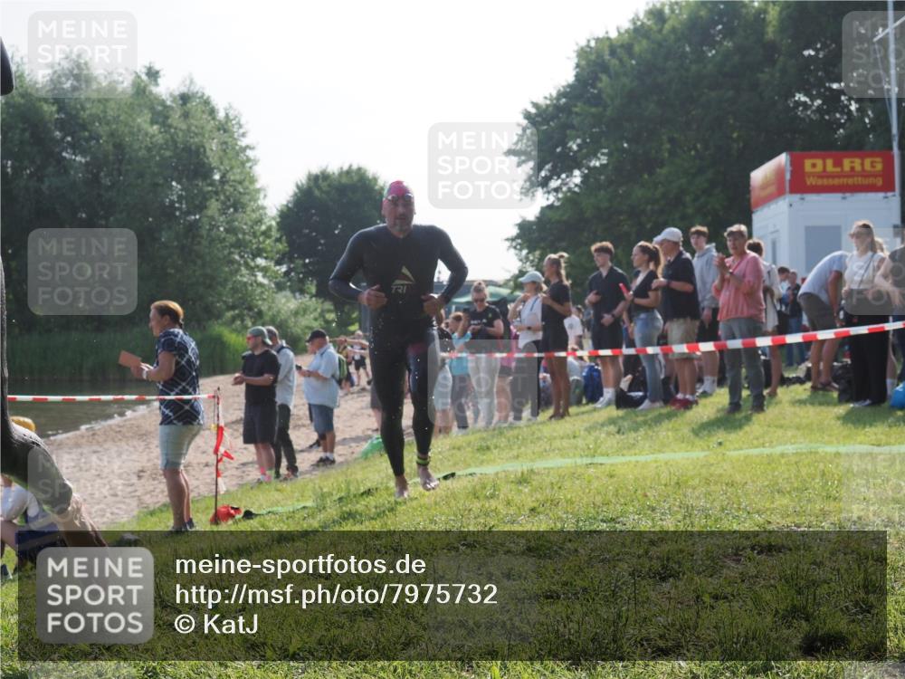 15.06.2025 - 27. Vierlanden-Triathlon KatJ http://msf.ph/oto/7975732 15.06.2025 08:32:26 Schwimmen 50, 188 meine-sportfotos.de