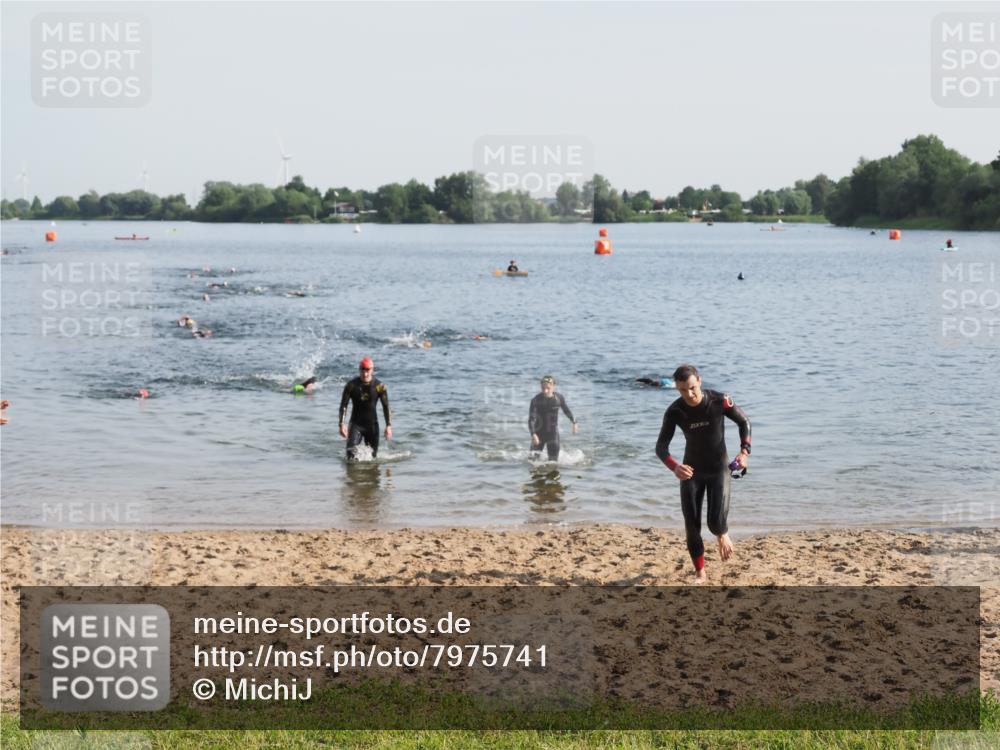 21.06.2025 - 27. Vierlanden-Triathlon MichiJ http://msf.ph/oto/7975741 15.06.2026 08:42:52 Schwimmen 18, 137, 154 meine-sportfotos.de