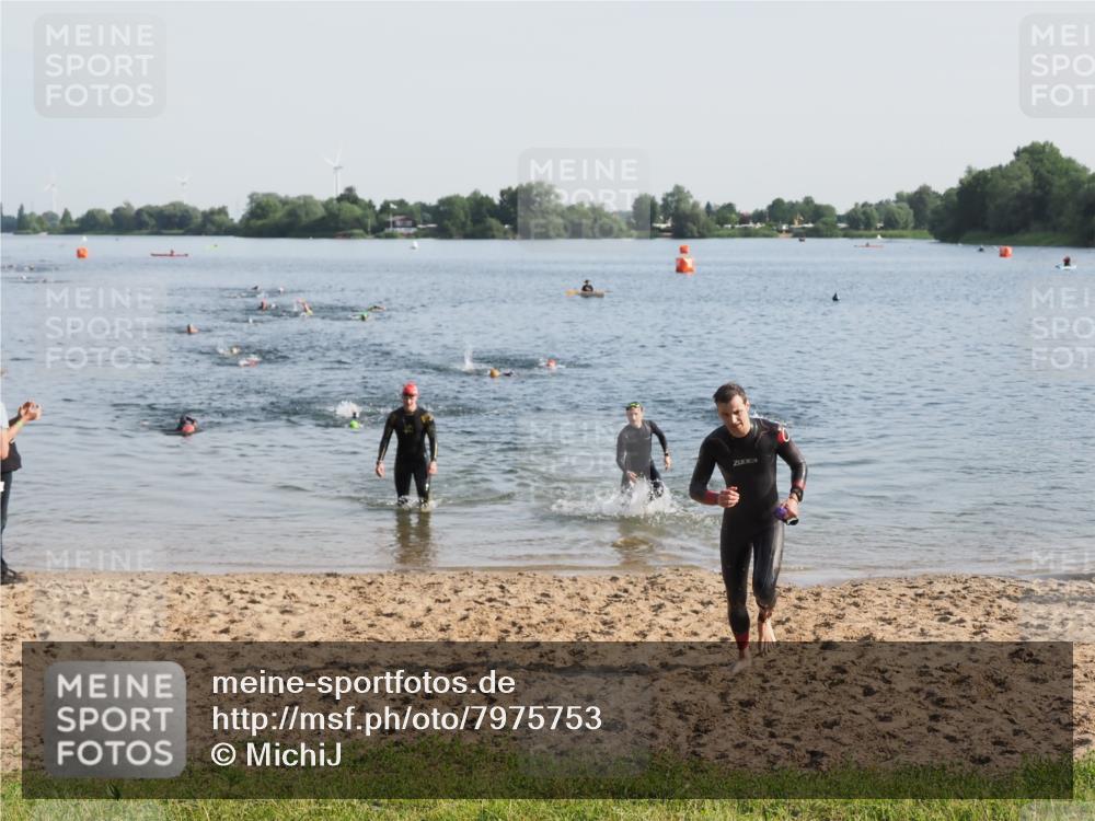 21.06.2025 - 27. Vierlanden-Triathlon MichiJ http://msf.ph/oto/7975753 15.06.2026 08:42:53 Schwimmen 18, 137, 154 meine-sportfotos.de