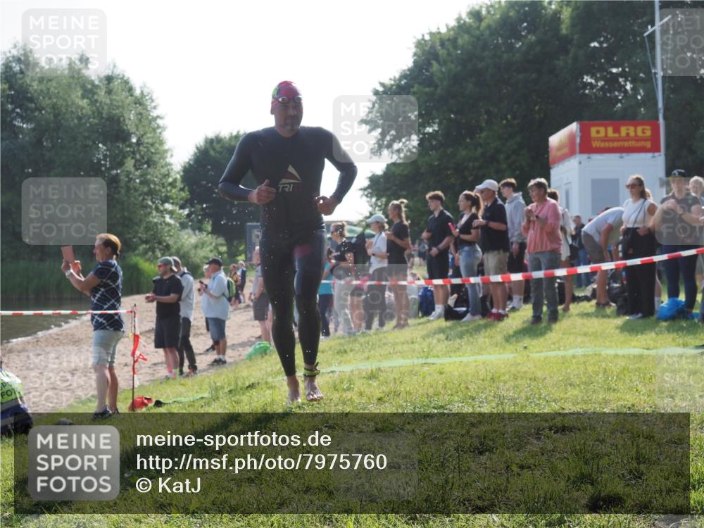 15.06.2025 - 27. Vierlanden-Triathlon KatJ http://msf.ph/oto/7975760 15.06.2025 08:32:26 Schwimmen 50, 188 meine-sportfotos.de