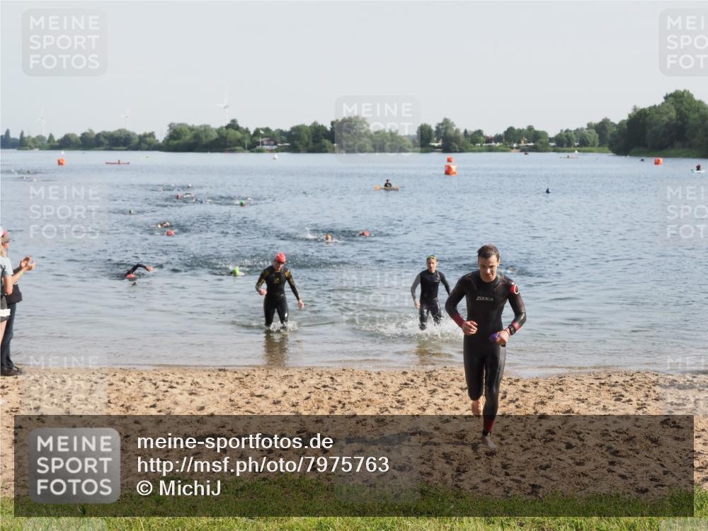 21.06.2025 - 27. Vierlanden-Triathlon MichiJ http://msf.ph/oto/7975763 15.06.2026 08:42:53 Schwimmen 18, 137, 154 meine-sportfotos.de