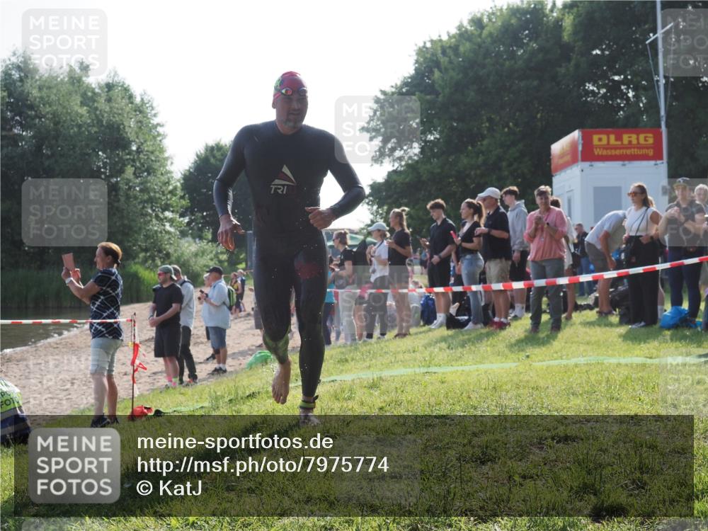 15.06.2025 - 27. Vierlanden-Triathlon KatJ http://msf.ph/oto/7975774 15.06.2025 08:32:27 Schwimmen 50, 188 meine-sportfotos.de