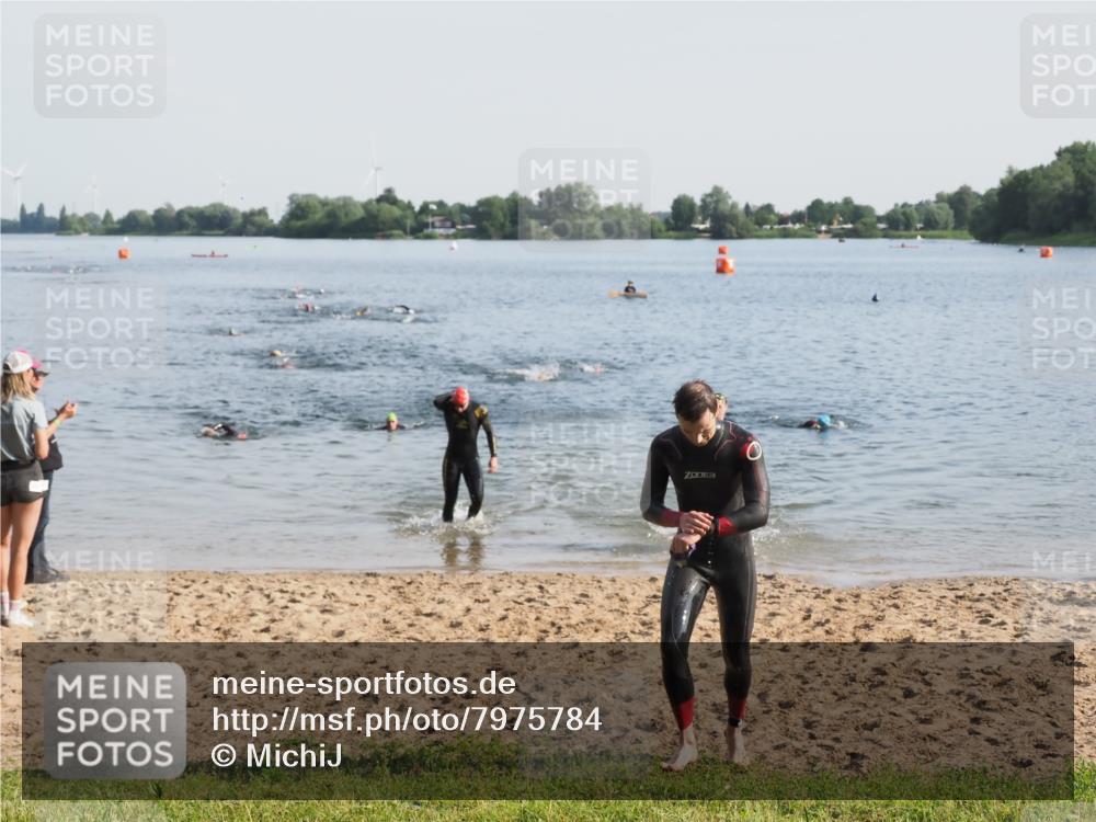 21.06.2025 - 27. Vierlanden-Triathlon MichiJ http://msf.ph/oto/7975784 15.06.2026 08:42:54 Schwimmen 18, 137, 154 meine-sportfotos.de