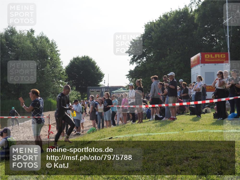 15.06.2025 - 27. Vierlanden-Triathlon KatJ http://msf.ph/oto/7975788 15.06.2025 08:32:34 Schwimmen 14, 26, 188 meine-sportfotos.de