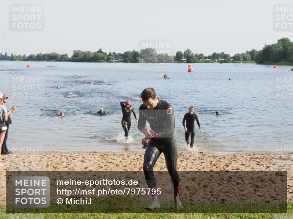 21.06.2025 - 27. Vierlanden-Triathlon MichiJ http://msf.ph/oto/7975795 15.06.2026 08:42:55 Schwimmen 18, 137, 154 meine-sportfotos.de