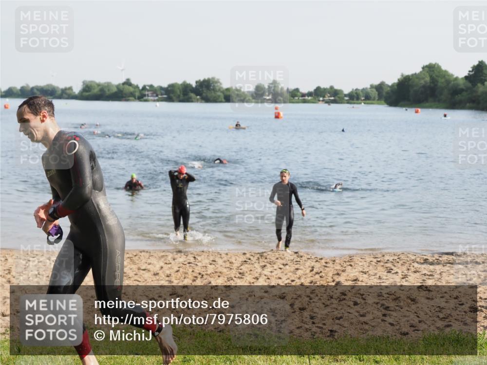 21.06.2025 - 27. Vierlanden-Triathlon MichiJ http://msf.ph/oto/7975806 15.06.2026 08:42:56 Schwimmen 18, 137, 154 meine-sportfotos.de