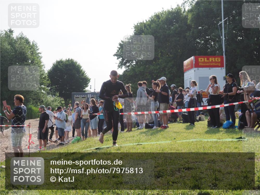 15.06.2025 - 27. Vierlanden-Triathlon KatJ http://msf.ph/oto/7975813 15.06.2025 08:32:35 Schwimmen 14, 26 meine-sportfotos.de