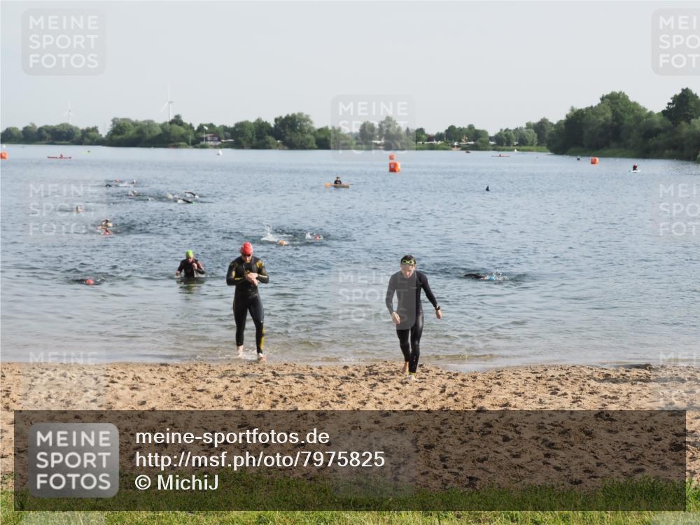 21.06.2025 - 27. Vierlanden-Triathlon MichiJ http://msf.ph/oto/7975825 15.06.2026 08:42:56 Schwimmen 18, 137, 154 meine-sportfotos.de