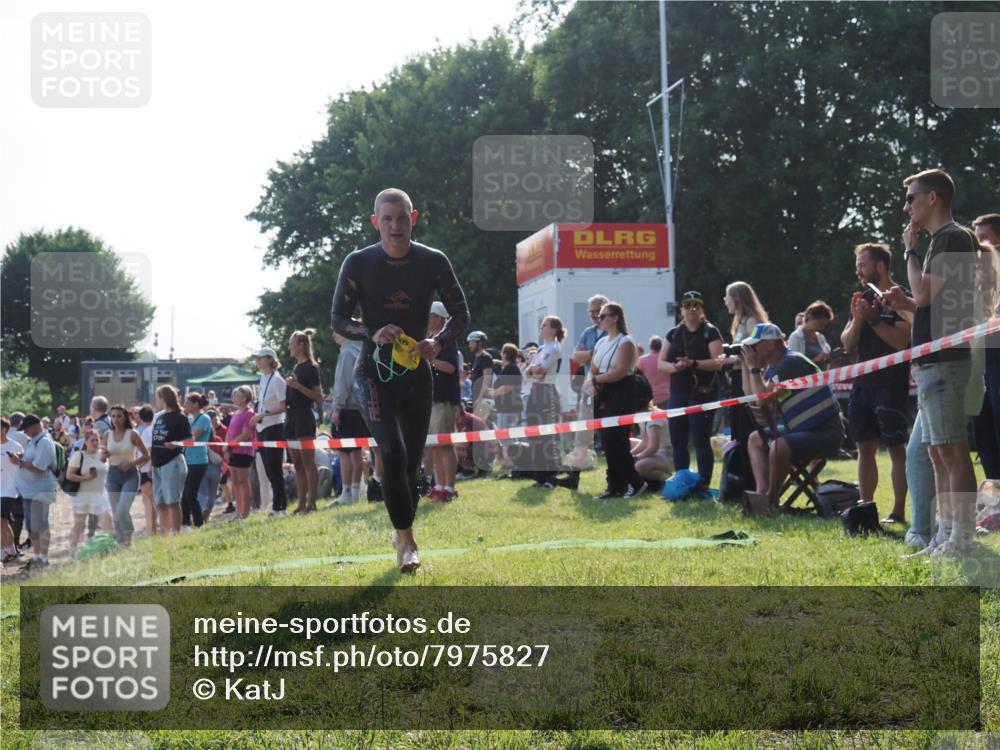 15.06.2025 - 27. Vierlanden-Triathlon KatJ http://msf.ph/oto/7975827 15.06.2025 08:32:36 Schwimmen 14, 26 meine-sportfotos.de