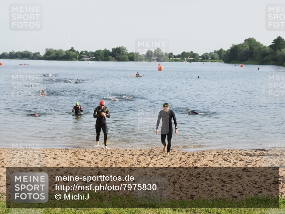 21.06.2025 - 27. Vierlanden-Triathlon MichiJ http://msf.ph/oto/7975830 15.06.2026 08:42:57 Schwimmen 18, 72, 137, 154 meine-sportfotos.de