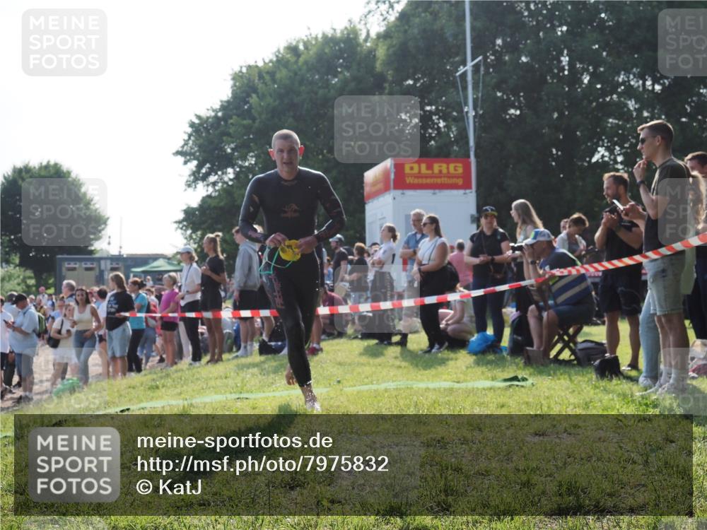 15.06.2025 - 27. Vierlanden-Triathlon KatJ http://msf.ph/oto/7975832 15.06.2025 08:32:36 Schwimmen 14, 26 meine-sportfotos.de