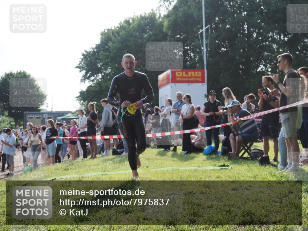 15.06.2025 - 27. Vierlanden-Triathlon KatJ http://msf.ph/oto/7975837 15.06.2025 08:32:36 Schwimmen 14, 26 meine-sportfotos.de