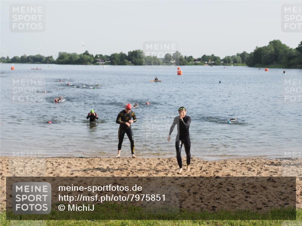21.06.2025 - 27. Vierlanden-Triathlon MichiJ http://msf.ph/oto/7975851 15.06.2026 08:42:58 Schwimmen 18, 72, 137, 154 meine-sportfotos.de