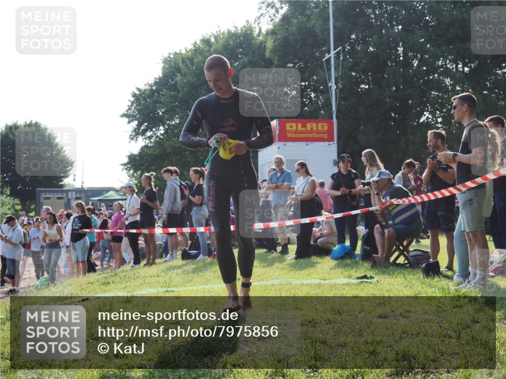 15.06.2025 - 27. Vierlanden-Triathlon KatJ http://msf.ph/oto/7975856 15.06.2025 08:32:37 Schwimmen 14, 26 meine-sportfotos.de