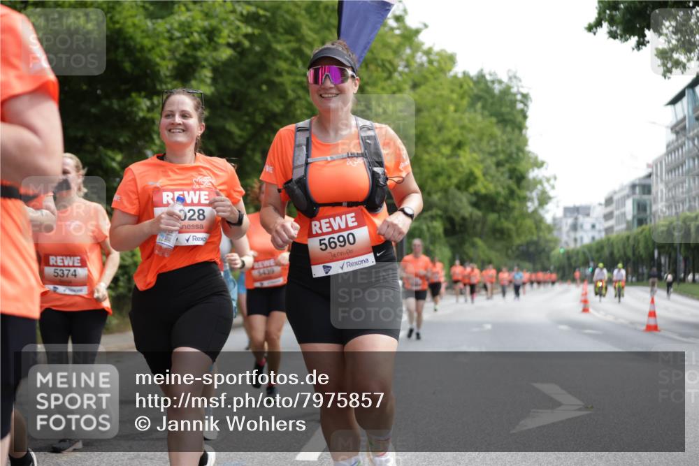 15.06.2025 - REWE Women's Run Jannik Wohlers http://msf.ph/oto/7975857 15.06.2025 10:10:25 Laufen 5374, 028, 5439, 5690 meine-sportfotos.de