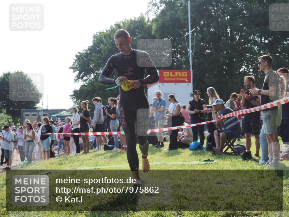 15.06.2025 - 27. Vierlanden-Triathlon KatJ http://msf.ph/oto/7975862 15.06.2025 08:32:37 Schwimmen 14, 26 meine-sportfotos.de
