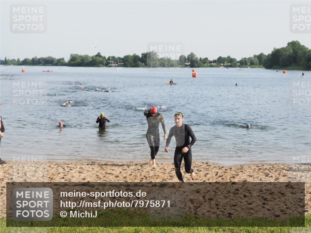 21.06.2025 - 27. Vierlanden-Triathlon MichiJ http://msf.ph/oto/7975871 15.06.2026 08:42:58 Schwimmen 18, 72, 137, 154 meine-sportfotos.de