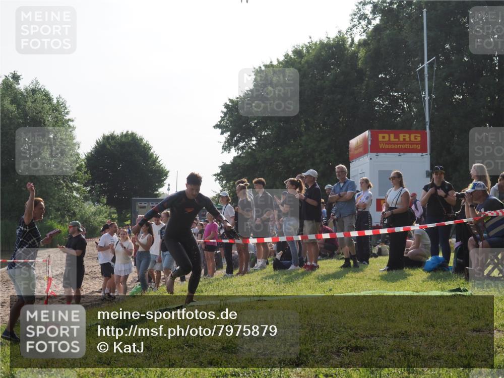15.06.2025 - 27. Vierlanden-Triathlon KatJ http://msf.ph/oto/7975879 15.06.2025 08:32:39 Schwimmen 14, 26, 38 meine-sportfotos.de